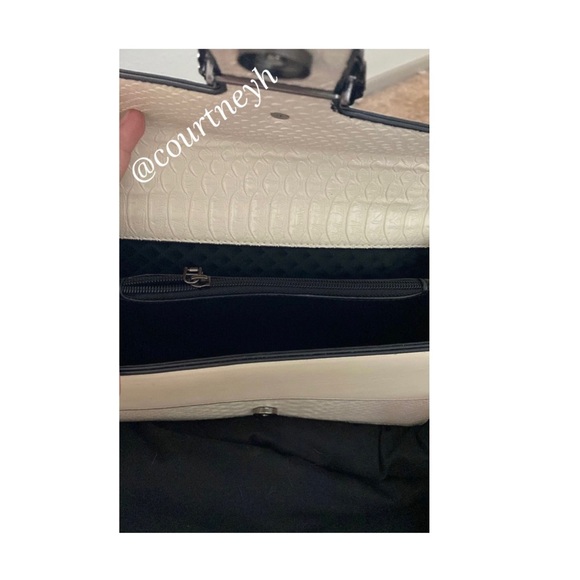 White chained purse - Picture 10 of 10